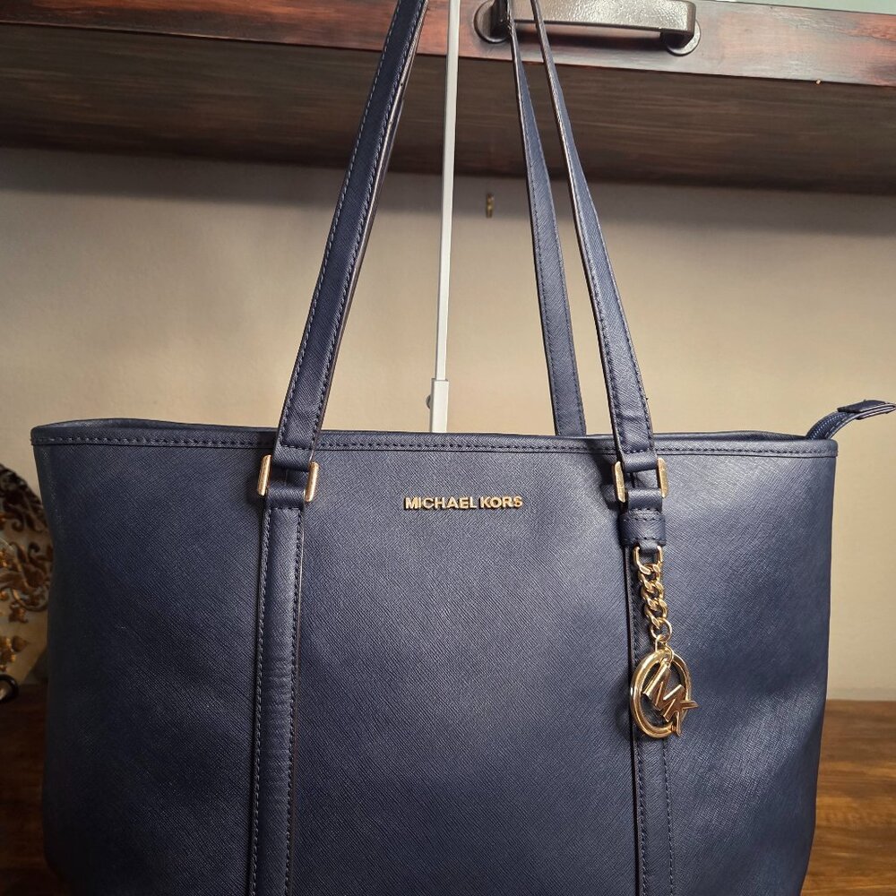 EUC Michael Kors Saffiano leather Tote Bag Navy